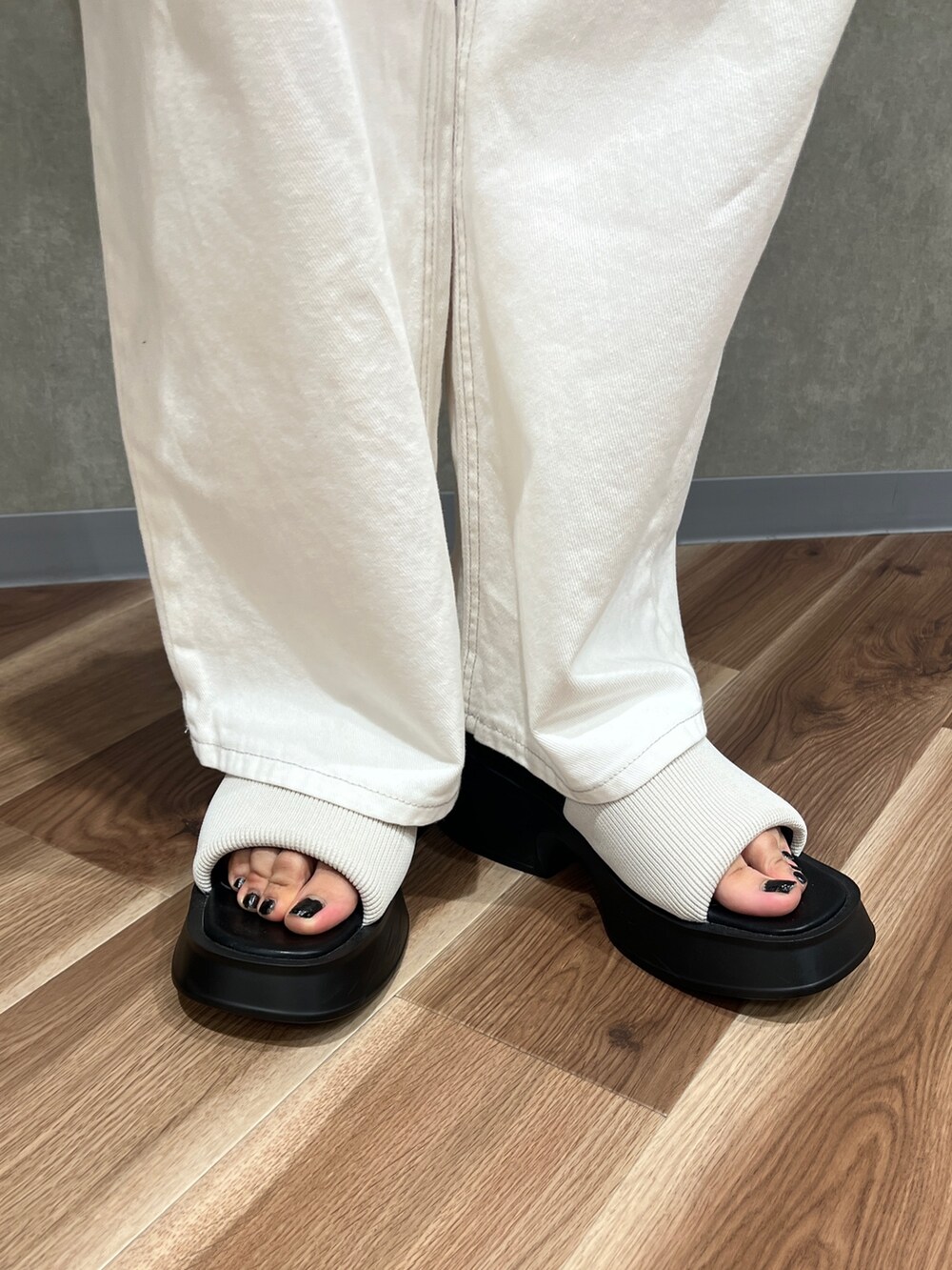 ホワイト系のタンクトップ、ホワイト系のデニムパンツ、シルバー系のハンドバッグを着用したレディースの夏コーディネートの7枚目の写真