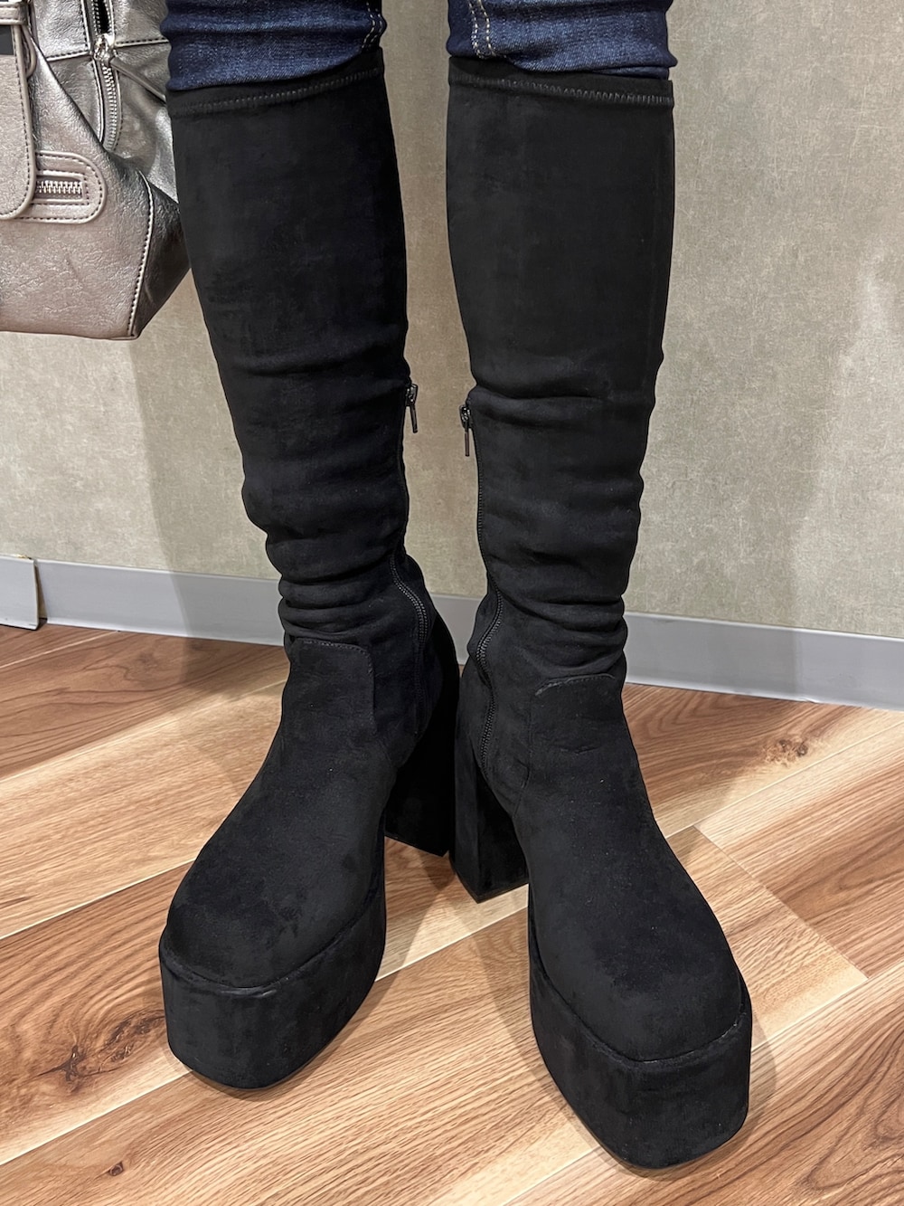 ブラック系のニット/セーター、ブラック系のデニムジャケット、ブルー系のデニムパンツを着用したレディースの秋コーディネートの7枚目の写真