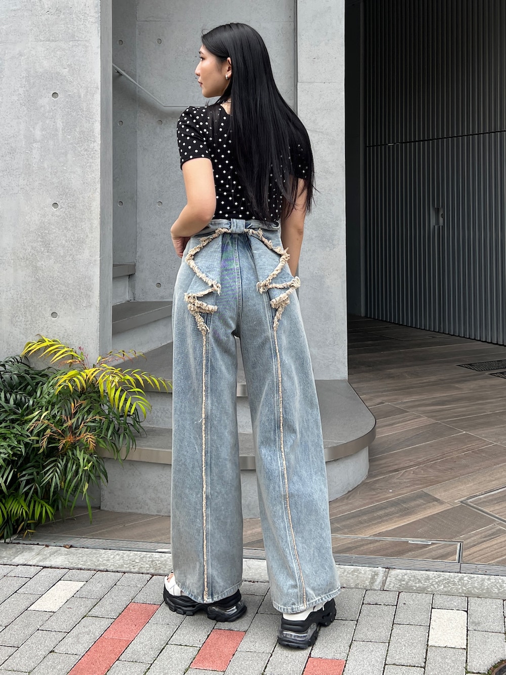 その他のTシャツ/カットソー、ブルー系のデニムパンツ、ホワイト系のサンダルを着用したレディースの春コーディネートの3枚目の写真