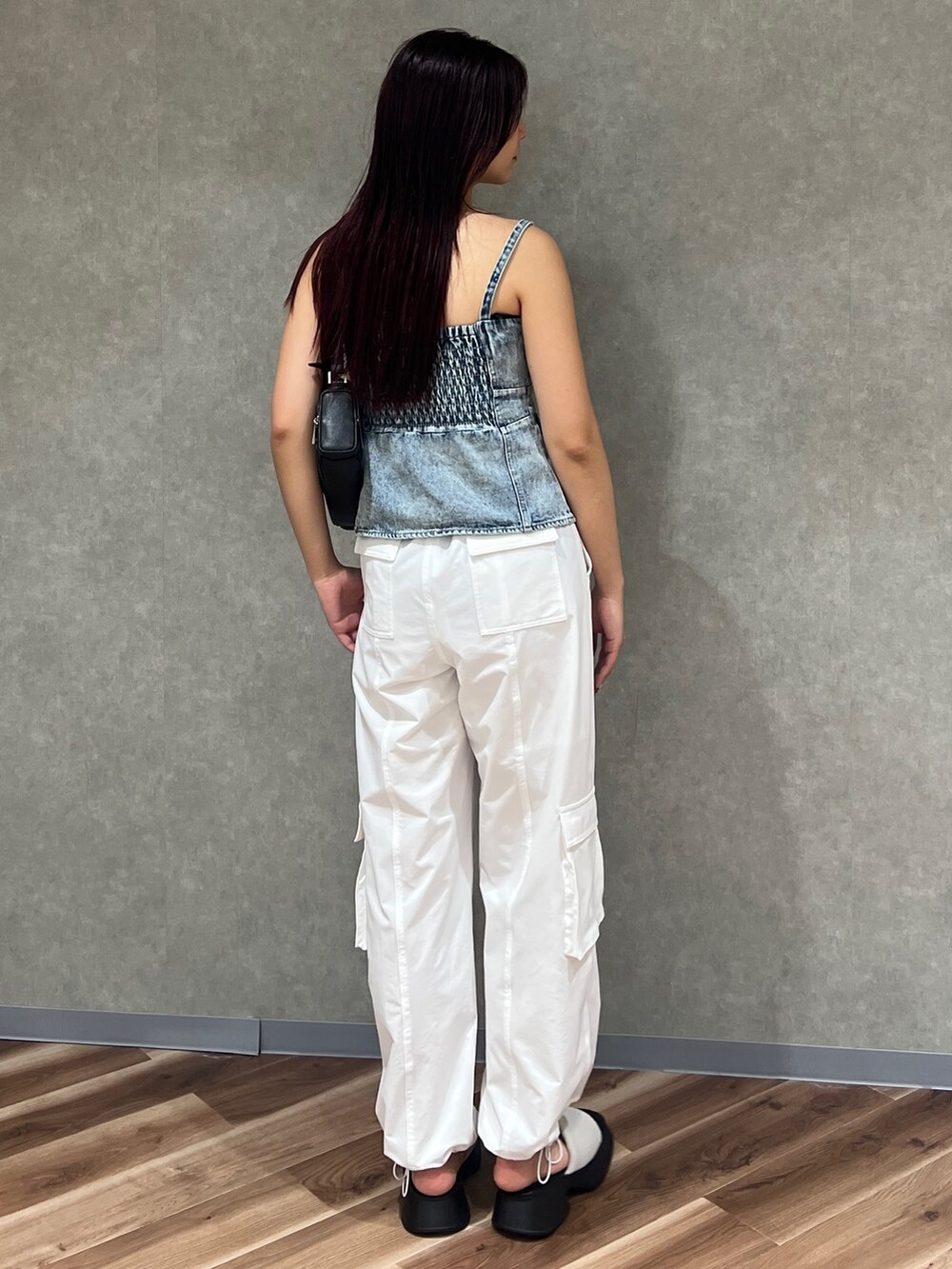 ブルー系のキャミソール、ホワイト系のその他パンツ、ホワイト系のサンダルを着用したレディースの夏コーディネートの4枚目の写真