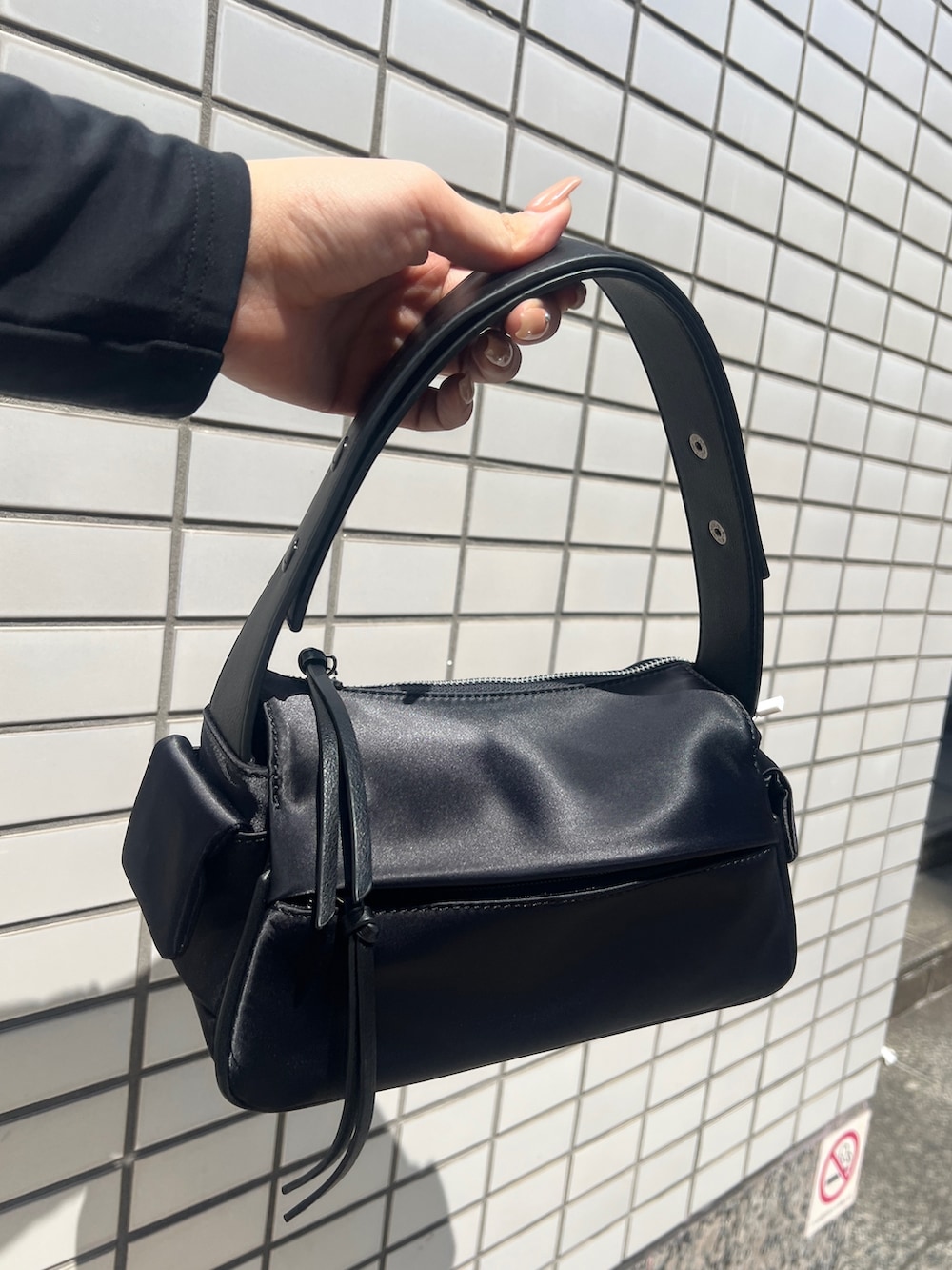 ブラック系のデニムパンツ、ブラック系のブーツ、ブラック系のTシャツ/カットソーを着用したレディースの春コーディネートの6枚目の写真