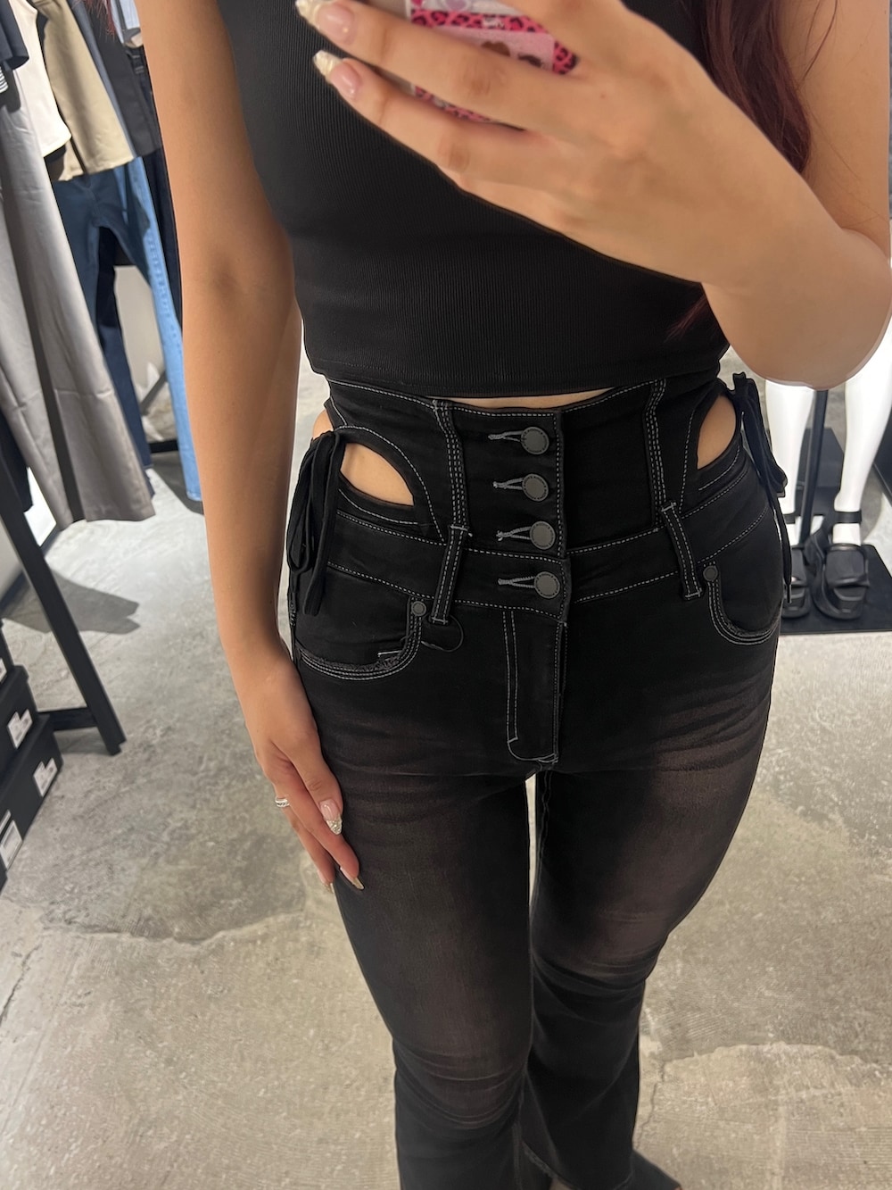 ブラック系のタンクトップ、ブラック系のデニムパンツ、ブラック系のサンダルを着用したレディースの夏コーディネートの5枚目の写真
