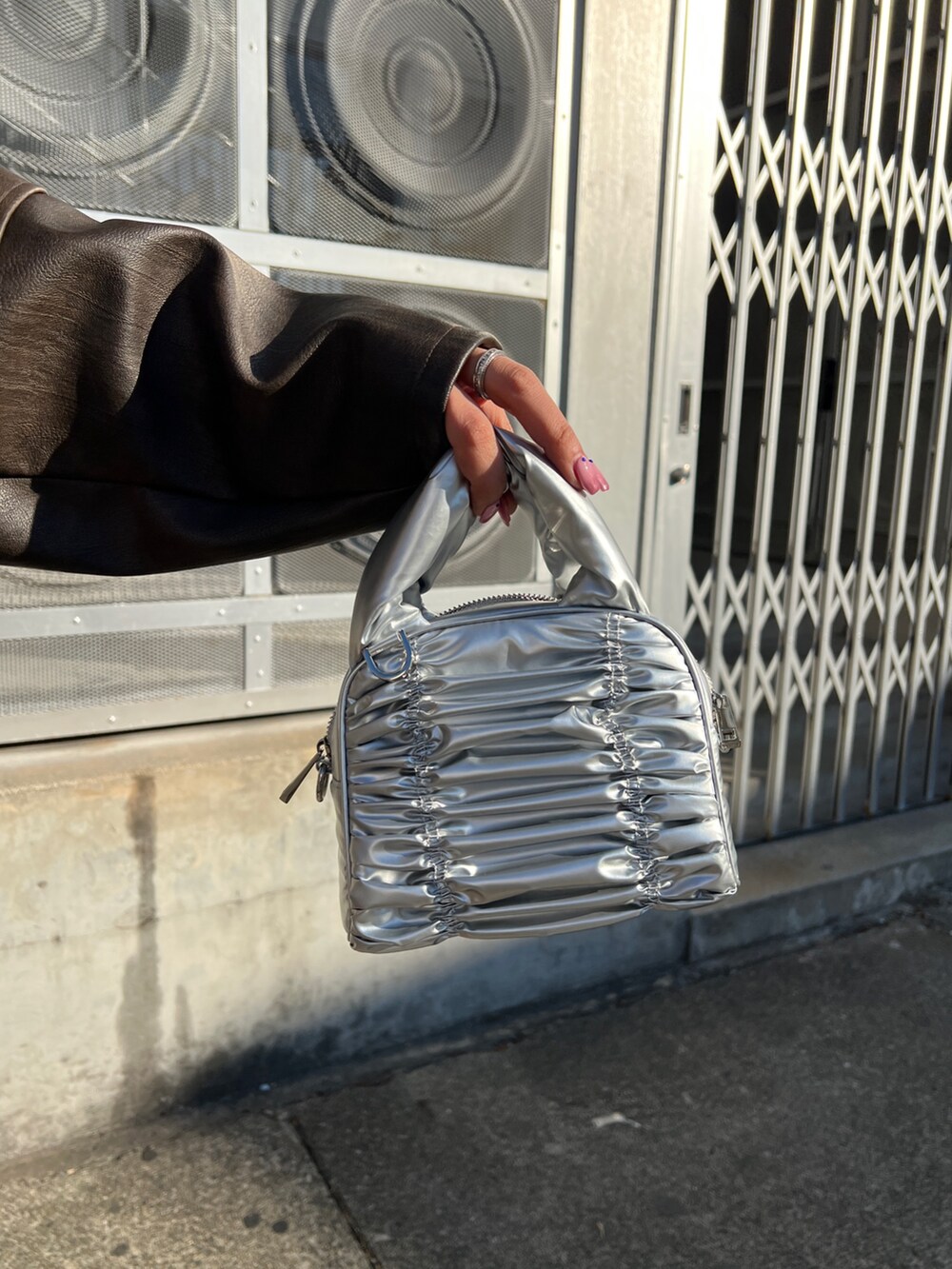 ブラウン系のブルゾン、ブラック系のニット/セーター、ブラック系のスカートを着用したレディースの冬コーディネートの8枚目の写真