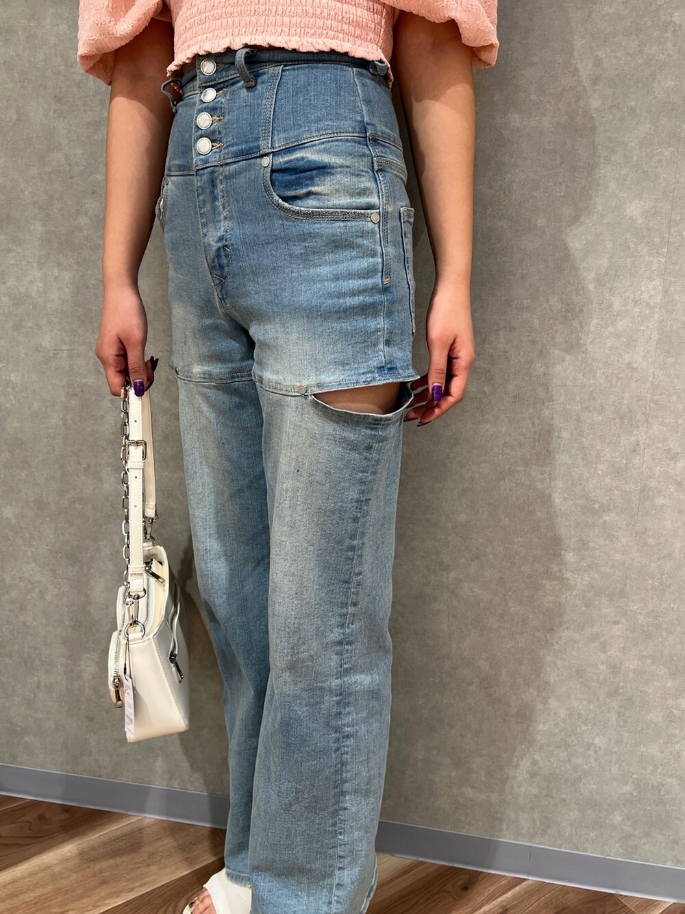 ピンク系のTシャツ/カットソー、ブルー系のデニムパンツ、ホワイト系のサンダルを着用したレディースの春コーディネートの3枚目の写真