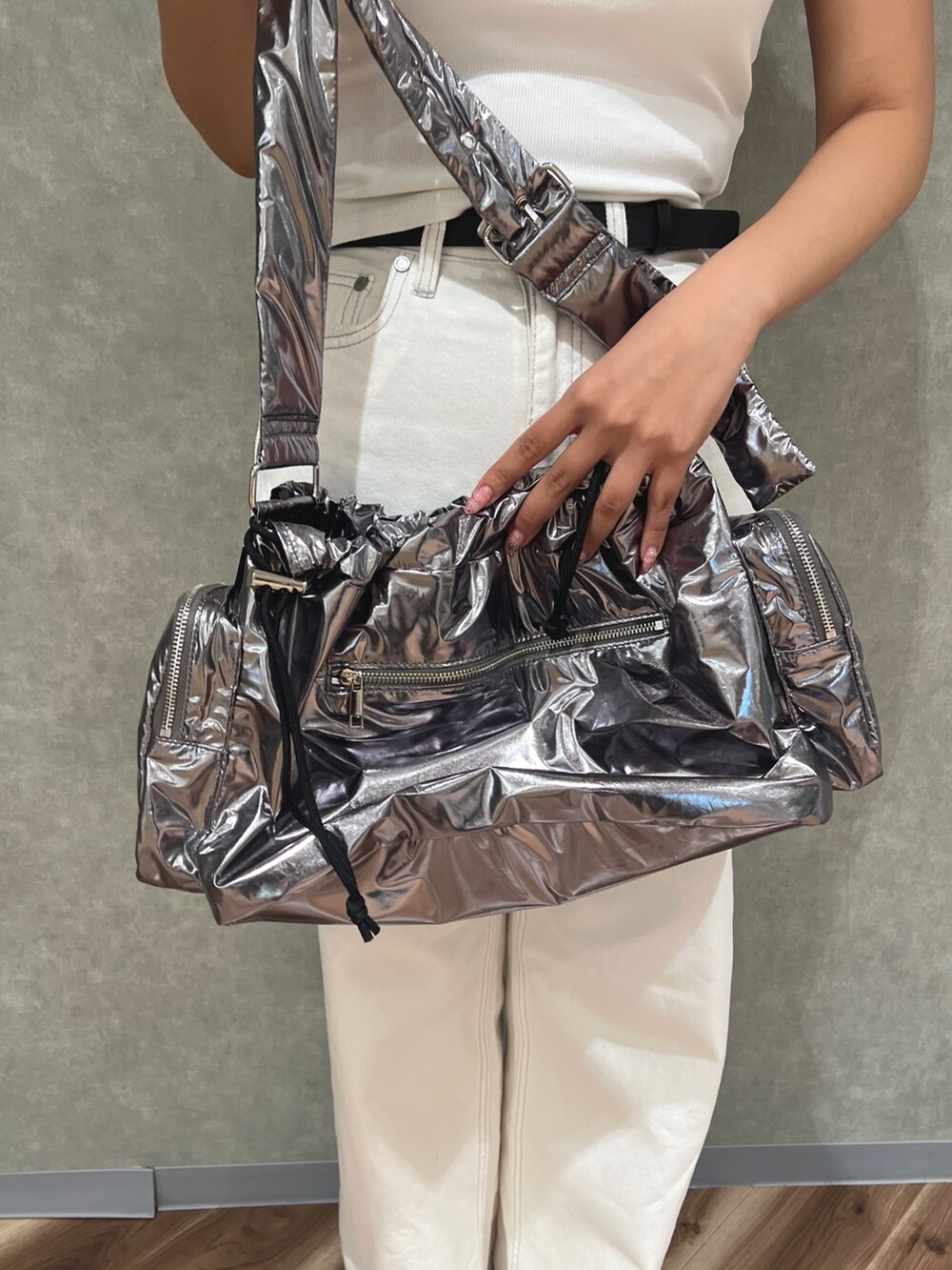 ブルー系のキャミソール、ブルー系のデニムスカート、シルバー系のハンドバッグを着用したレディースの夏コーディネートの7枚目の写真