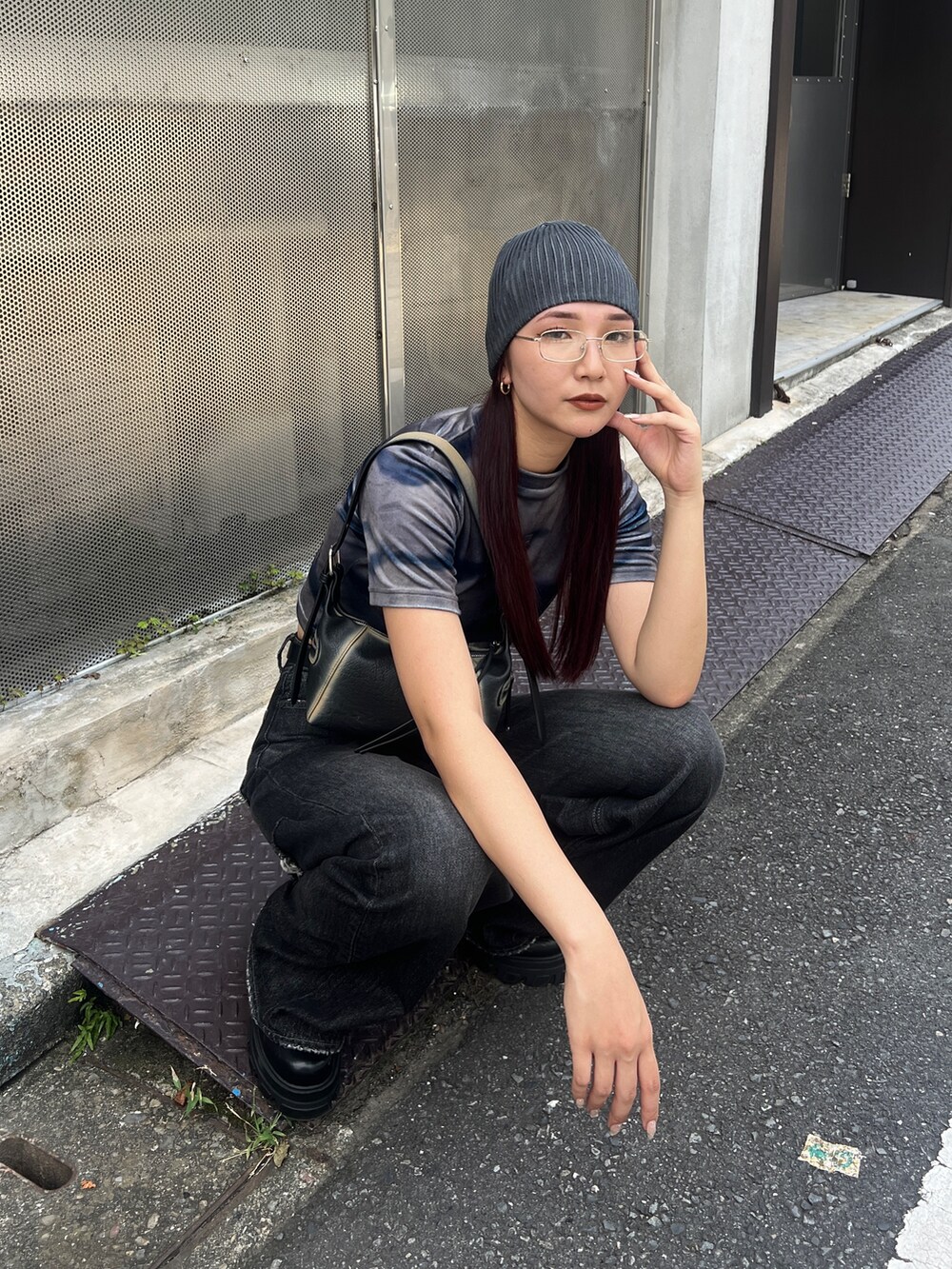 その他のTシャツ/カットソー、ブラック系のデニムパンツ、ブラック系のハンドバッグを着用したレディースの夏コーディネートの4枚目の写真