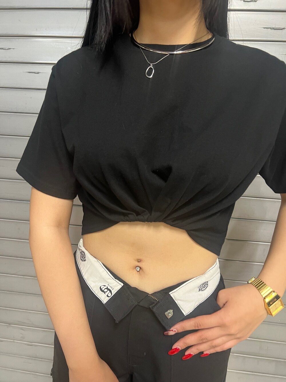 ブラック系のカーゴパンツ、ブラック系のサンダル、その他のハンドバッグを着用したレディースの夏コーディネートの4枚目の写真