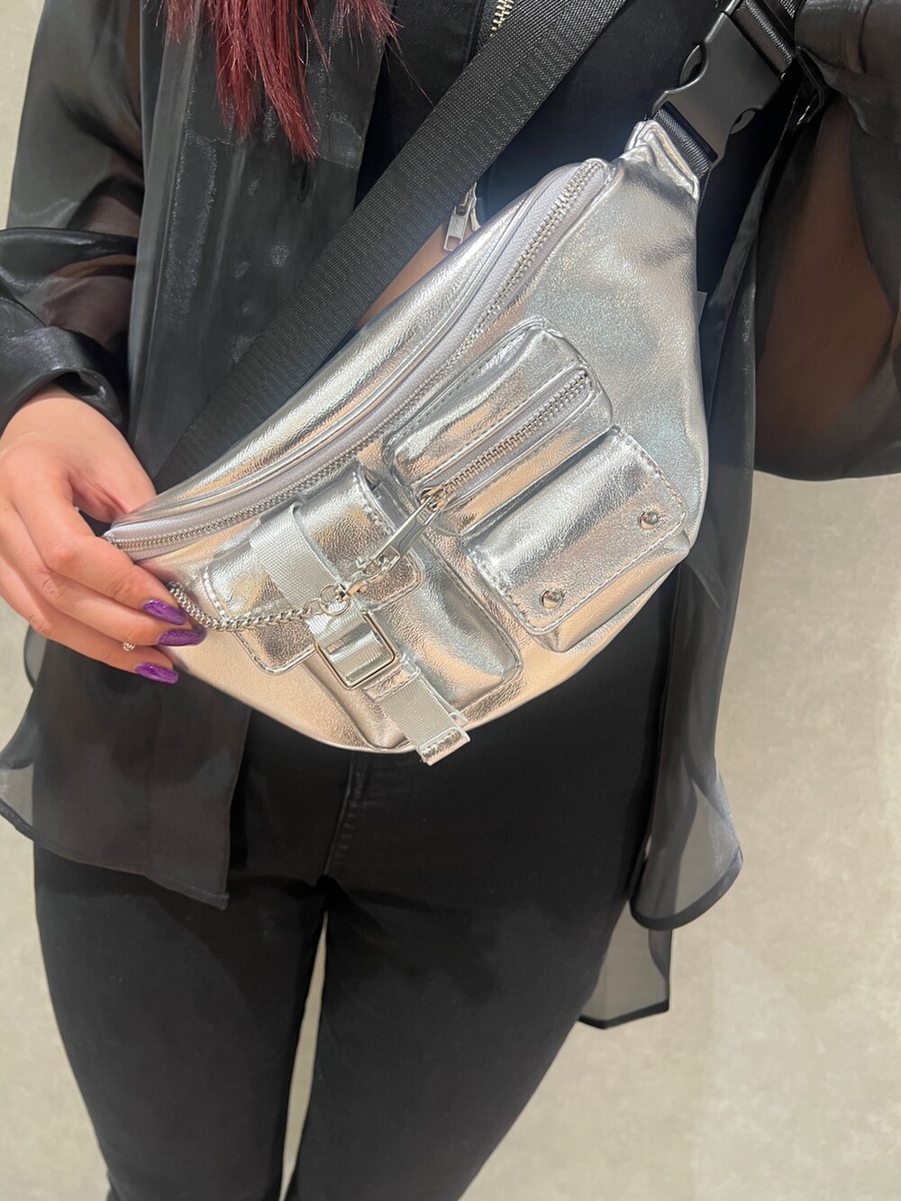 ブラック系のシャツ/ブラウス、ブラック系のサロペット/オーバーオール、シルバー系のサンダルを着用したレディースの春コーディネートの5枚目の写真