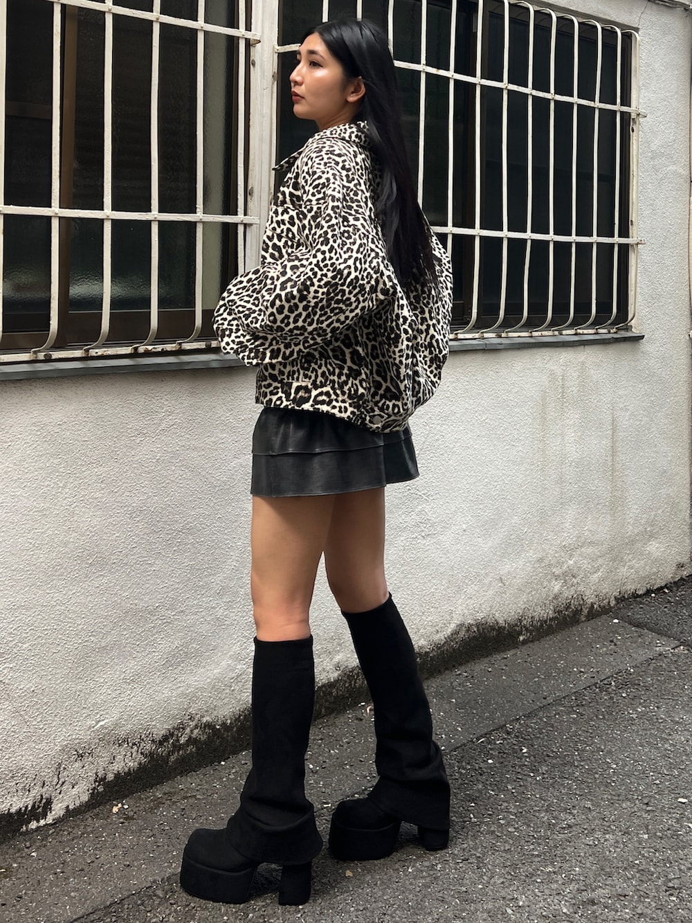 ホワイト系のブルゾン、ホワイト系のニット/セーター、ブラック系のスカートを着用したレディースの秋コーディネートの2枚目の写真