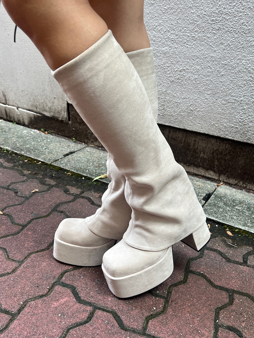 ブラウン系のブルゾン、ブラック系のTシャツ/カットソー、ブラウン系のその他パンツを着用したレディースの秋コーディネートの6枚目の写真