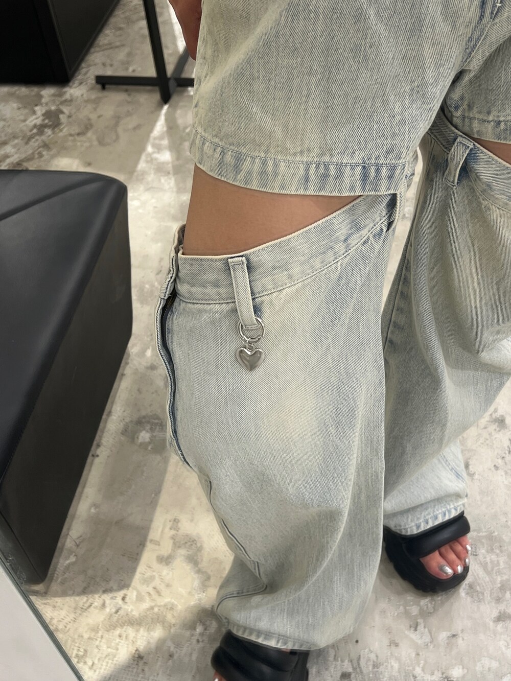 ブラック系のTシャツ/カットソー、ブルー系のデニムパンツ、ブラック系のサンダルを着用したレディースの夏コーディネートの5枚目の写真