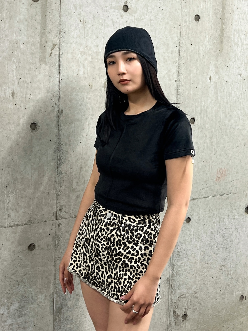 ホワイト系のスカート、ブラック系のTシャツ/カットソー、ブラック系のブーツを着用したレディースの夏コーディネートの5枚目の写真