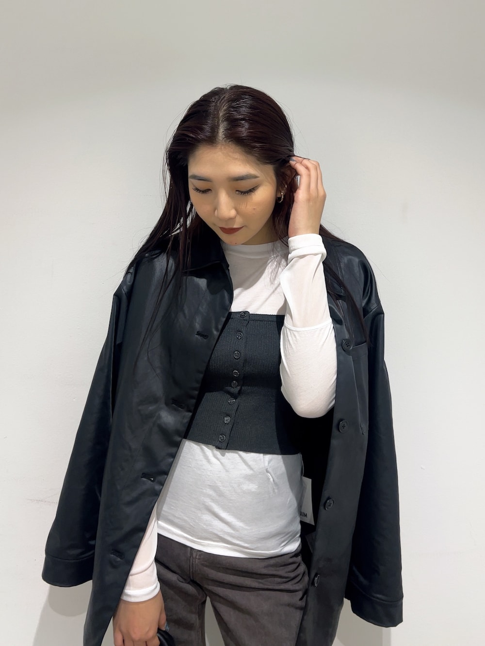 ブラック系のナイロンジャケット、グレー系のチューブトップ、ホワイト系のTシャツ/カットソーを着用したレディースの春コーディネートの7枚目の写真