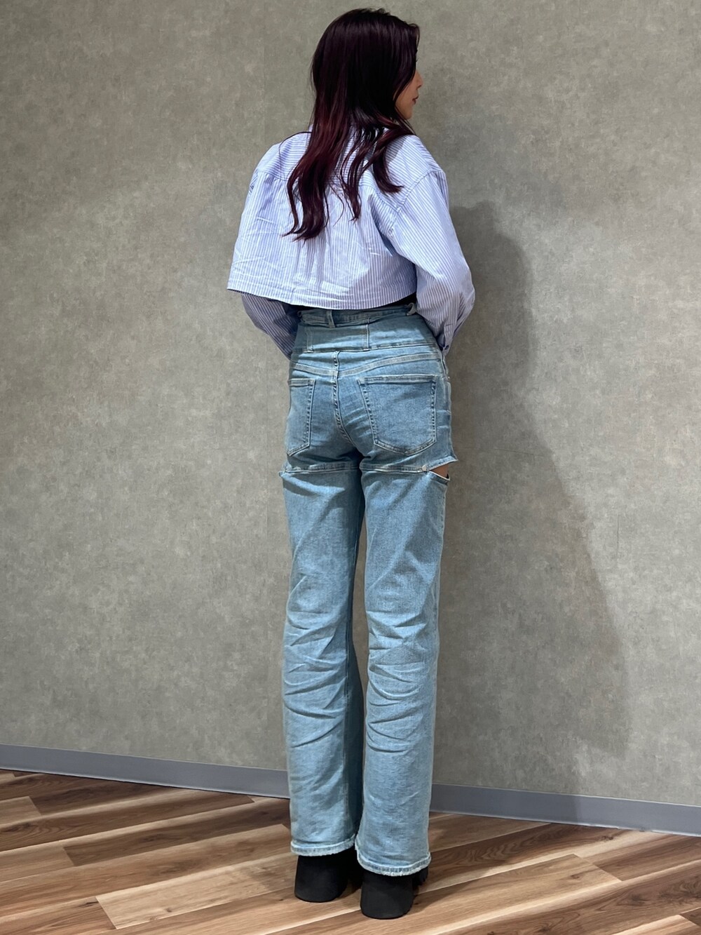 ブルー系のシャツ/ブラウス、ブラック系のキャミソール、ブルー系のデニムパンツを着用したレディースの春コーディネートの3枚目の写真