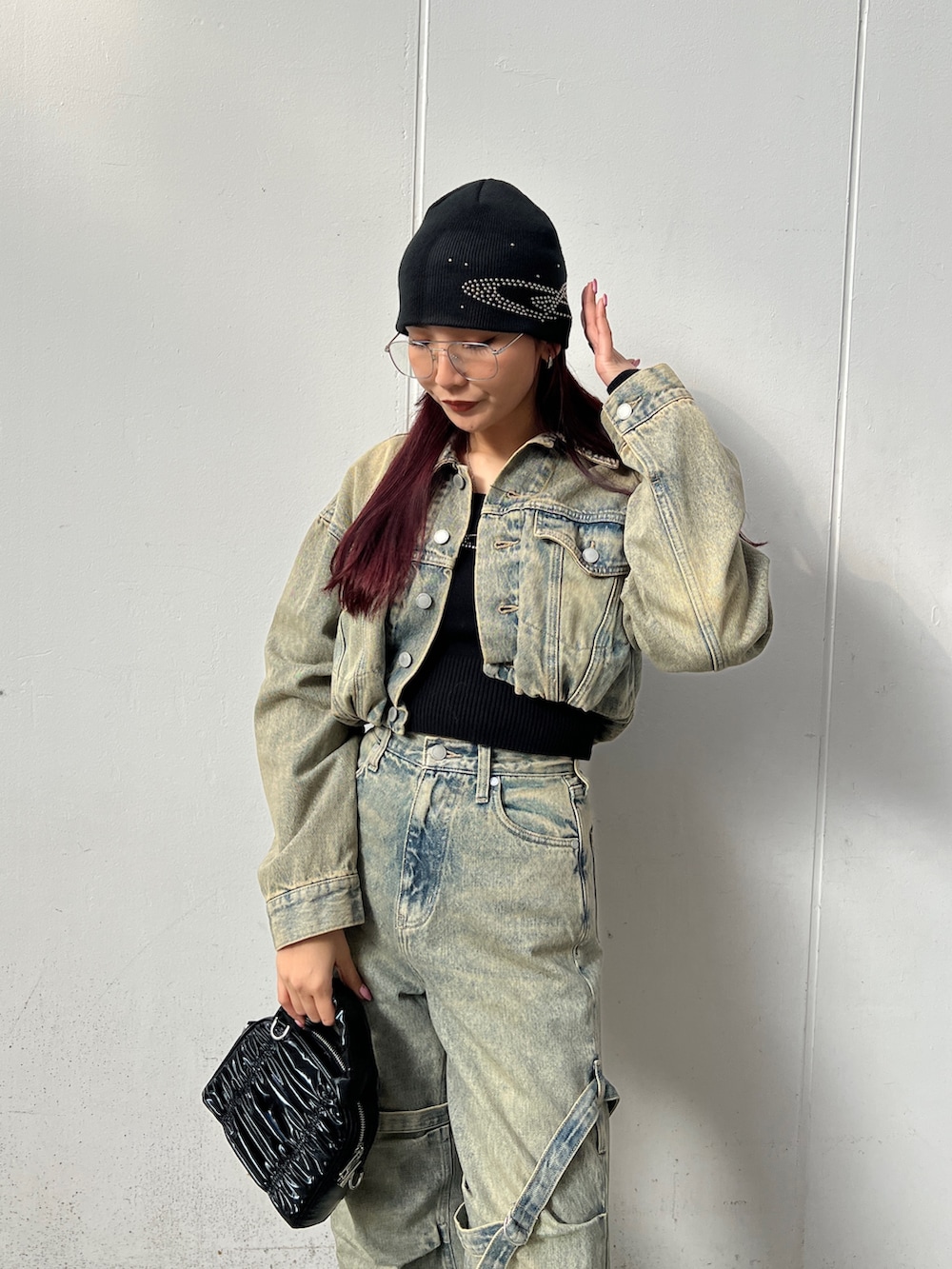 ブルー系のデニムジャケット、ブルー系のデニムパンツ、ブラック系のブーツを着用したレディースの冬コーディネートの4枚目の写真