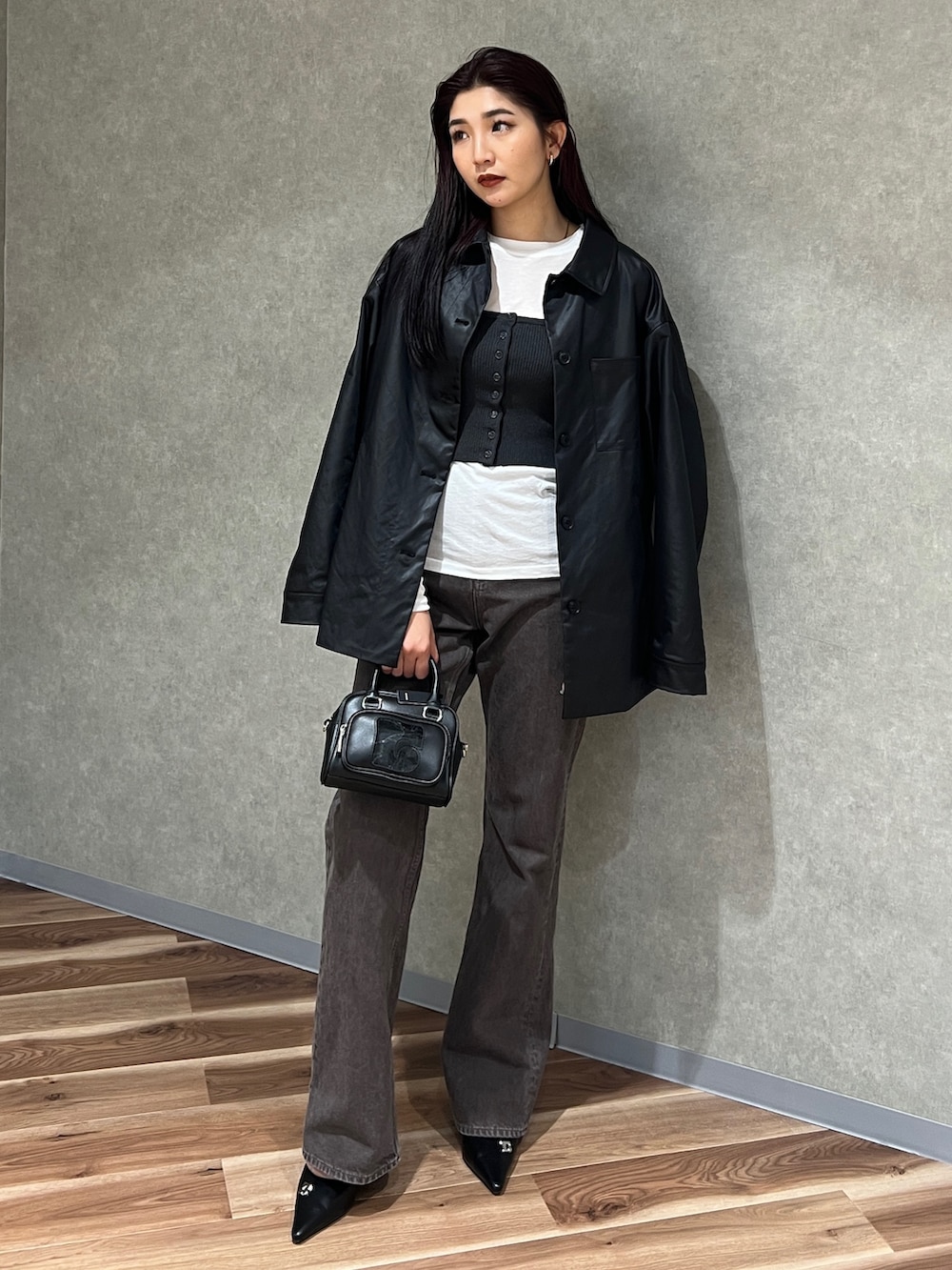 ブラック系のナイロンジャケット、グレー系のチューブトップ、ホワイト系のTシャツ/カットソーを着用したレディースの春コーディネートの2枚目の写真