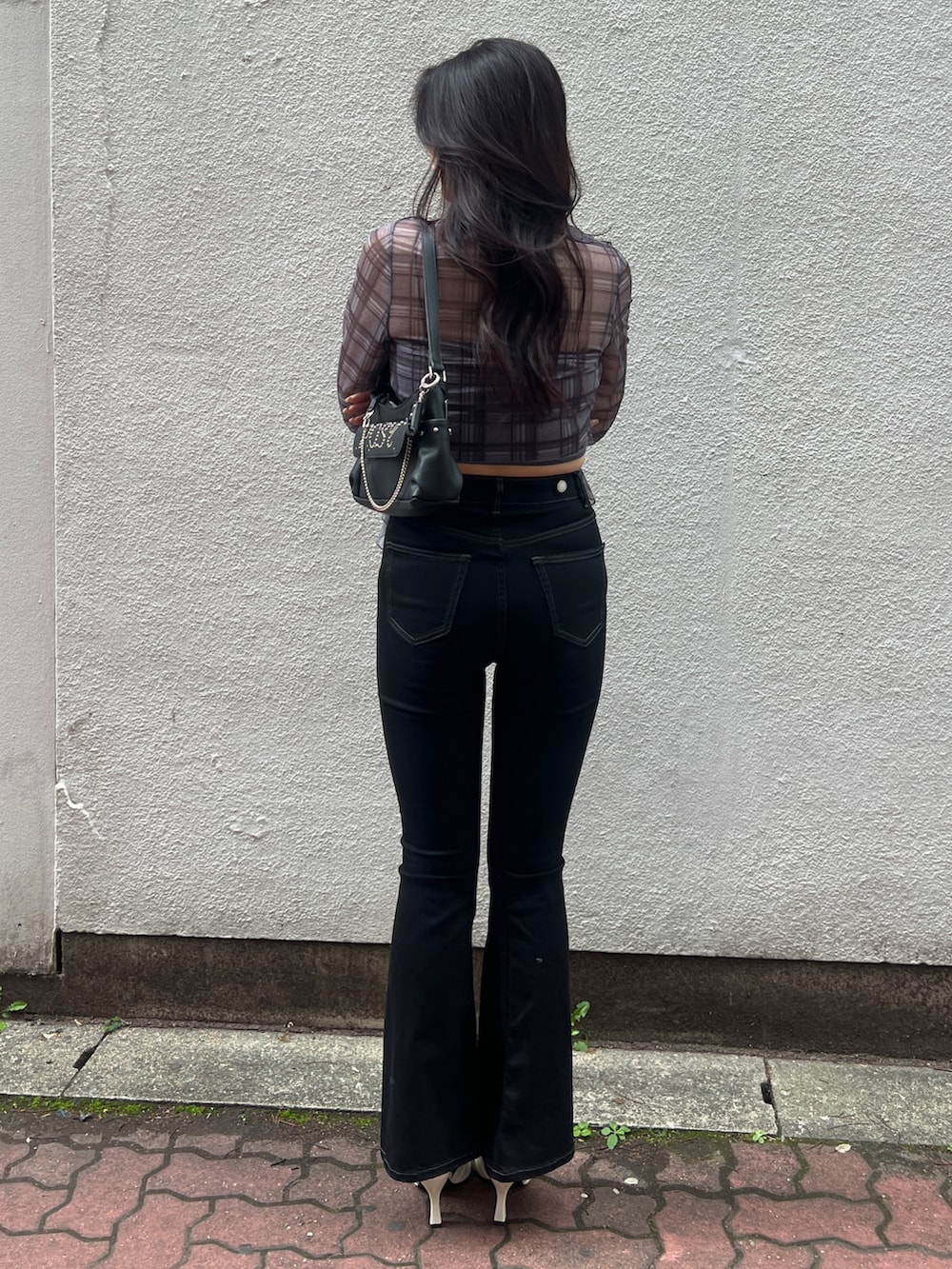 グレー系のシャツ/ブラウス、ブラック系のサロペット/オーバーオール、ホワイト系のパンプスを着用したレディースの春コーディネートの3枚目の写真