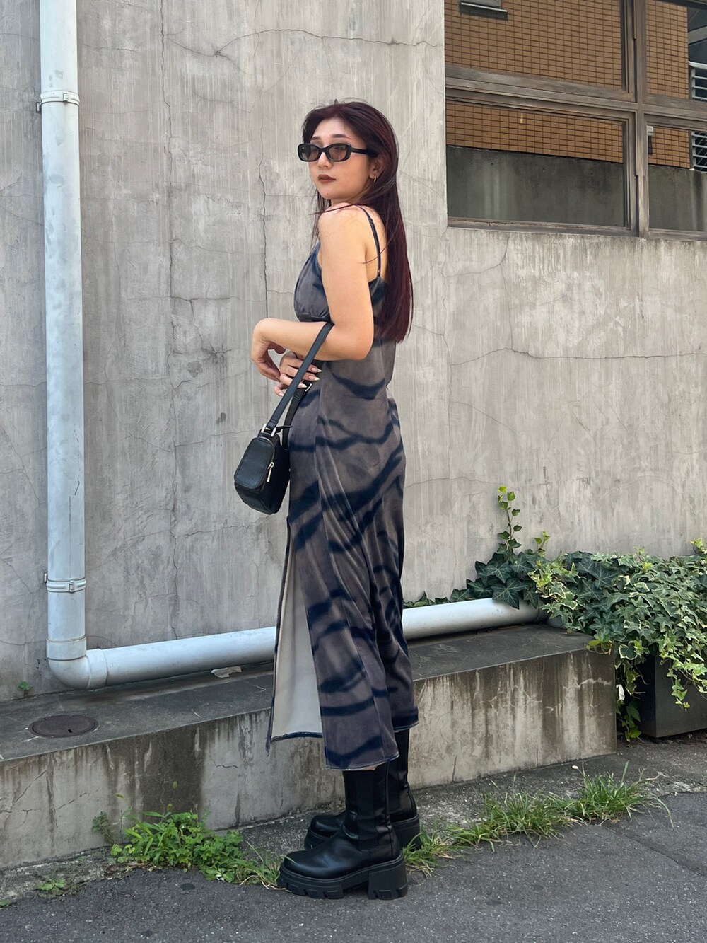 その他のワンピース、ブラック系のショルダーバッグ、ブラック系のブーツを着用したレディースの夏コーディネートの2枚目の写真