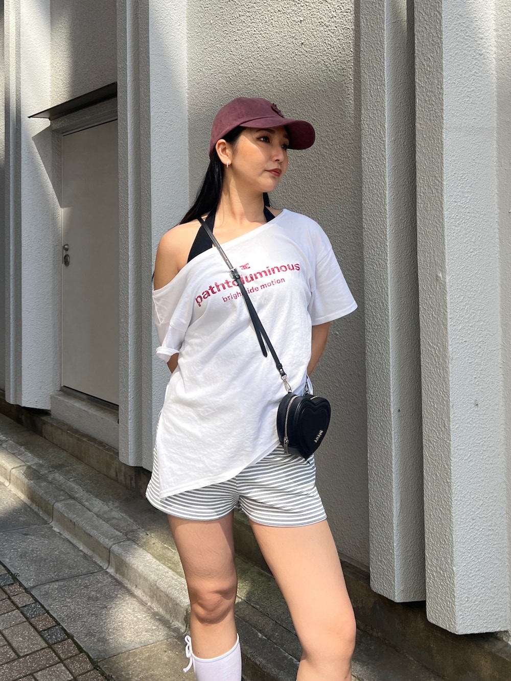 ブラック系のTシャツ/カットソー、ホワイト系のTシャツ/カットソー、ホワイト系のその他パンツを着用したレディースの夏コーディネートの4枚目の写真
