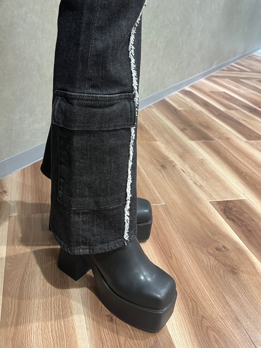 ブラック系のブルゾン、ブルー系のニット/セーター、ブラック系のデニムパンツを着用したレディースの秋コーディネートの5枚目の写真