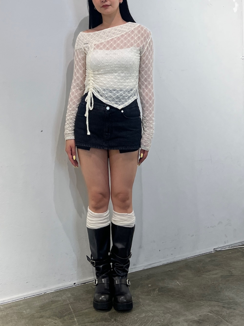 ホワイト系のTシャツ/カットソー、ブラック系のキャミソール、ブラック系のスカートを着用したレディースの春コーディネートの4枚目の写真