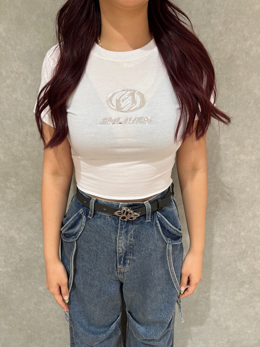 ブルー系のデニムパンツ、ブラック系のサンダル、ホワイト系のTシャツ/カットソーを着用したレディースの夏コーディネートの4枚目の写真