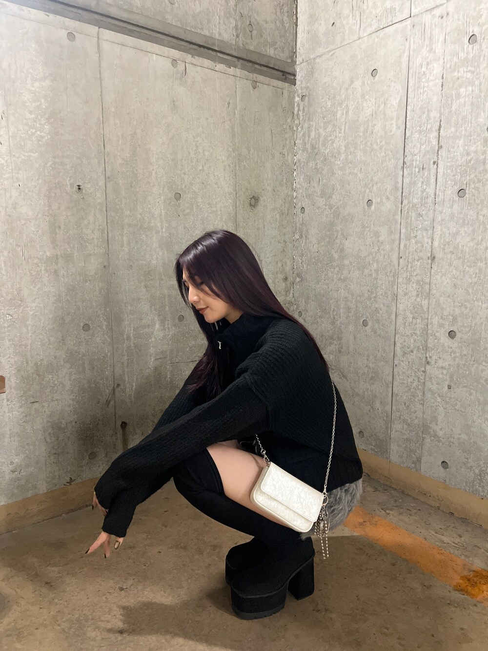 ブラック系のカーディガン/ボレロ、グレー系のその他パンツ、ブラック系のブーツを着用したレディースの冬コーディネートの5枚目の写真