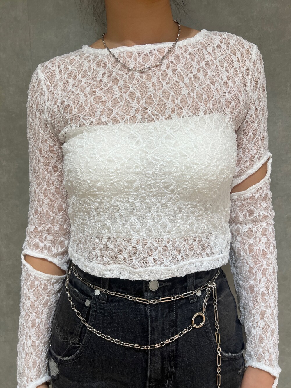 ホワイト系のTシャツ/カットソー、グレー系のデニムパンツ、ブラック系のパンプスを着用したレディースの春コーディネートの3枚目の写真