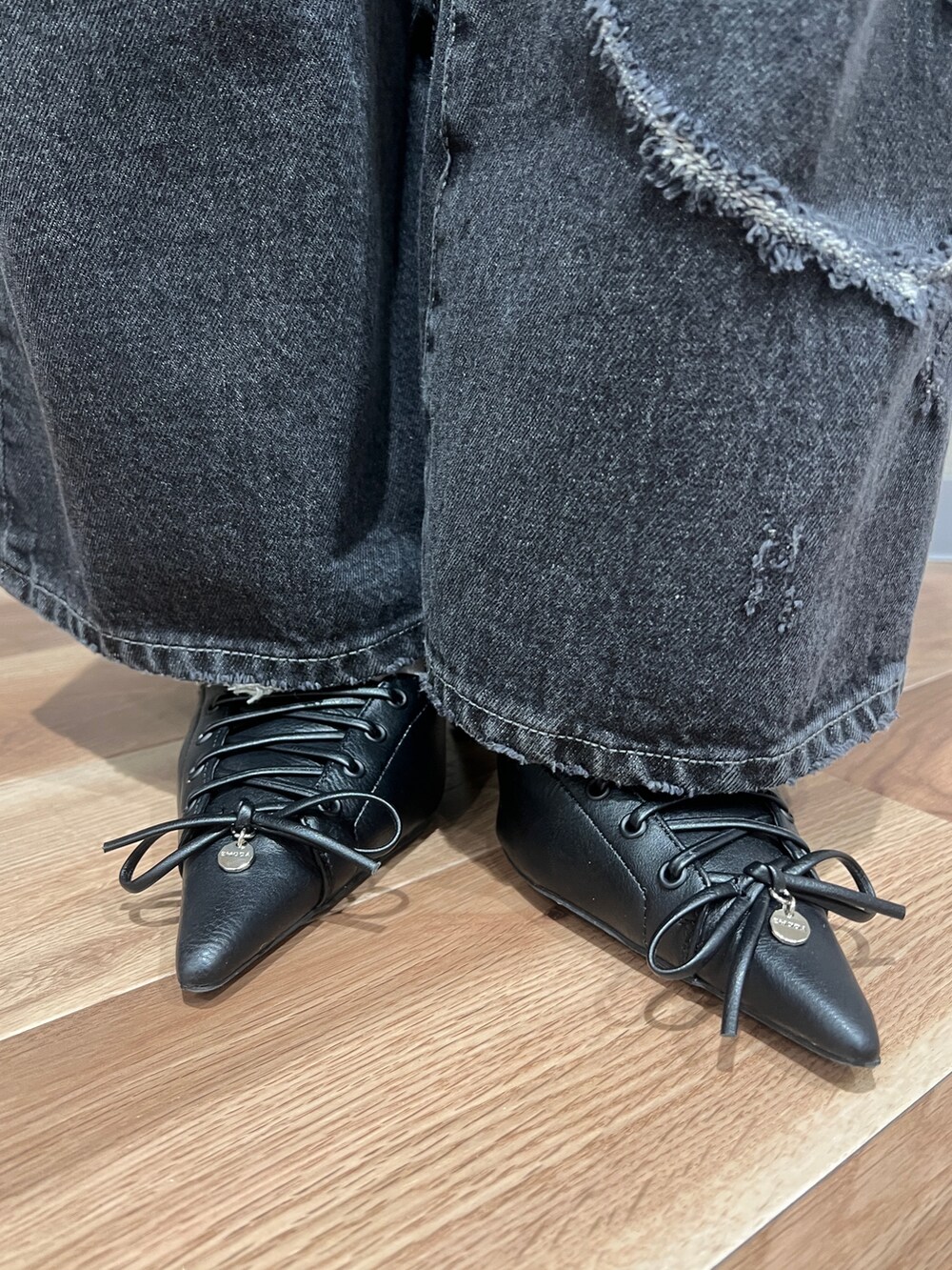 ホワイト系のTシャツ/カットソー、グレー系のデニムパンツ、ブラック系のパンプスを着用したレディースの春コーディネートの5枚目の写真