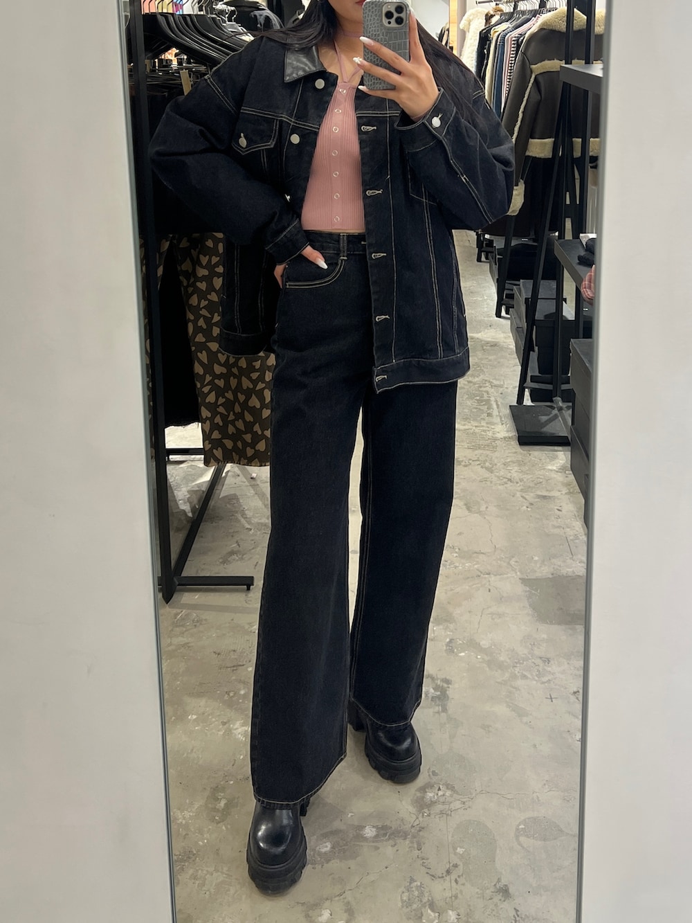 ブルー系のブルゾン、ピンク系のニット/セーター、ブルー系のデニムパンツを着用したレディースの冬コーディネートの3枚目の写真