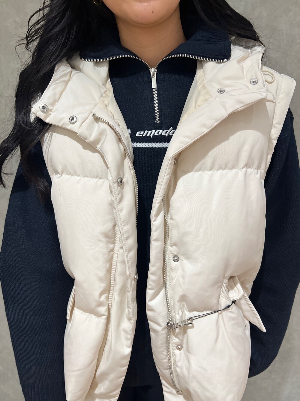 ホワイト系のブルゾン、ブラック系のニット/セーター、ブルー系のその他パンツを着用したレディースの秋コーディネートの5枚目の写真