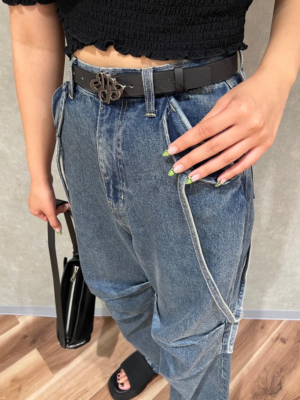 ブラック系のTシャツ/カットソー、ブルー系のデニムパンツ、ブラック系のサンダルを着用したレディースの夏コーディネートの4枚目の写真