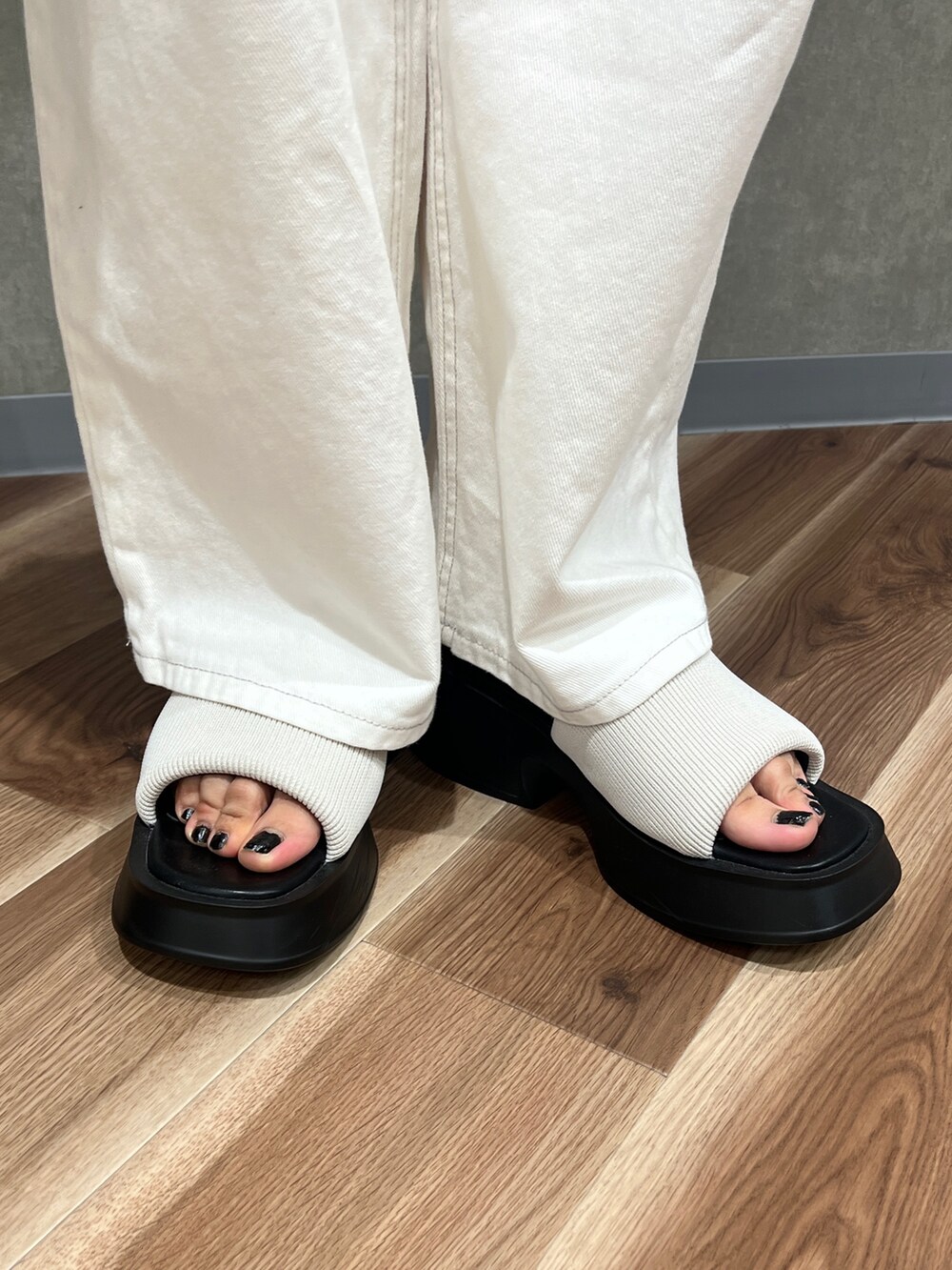 ブラック系のTシャツ/カットソー、ブルー系のデニムパンツ、ブラック系のサンダルを着用したレディースの夏コーディネートの6枚目の写真