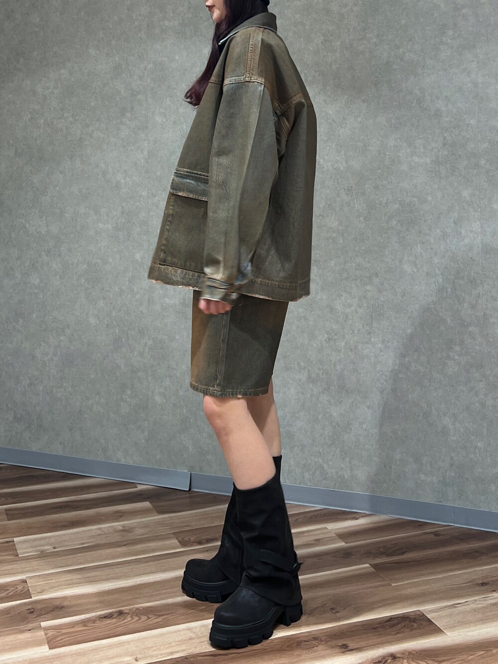 ブラック系のデニムパンツ、ブラック系のブーツ、ブラウン系のブルゾンを着用したレディースの冬コーディネートの2枚目の写真