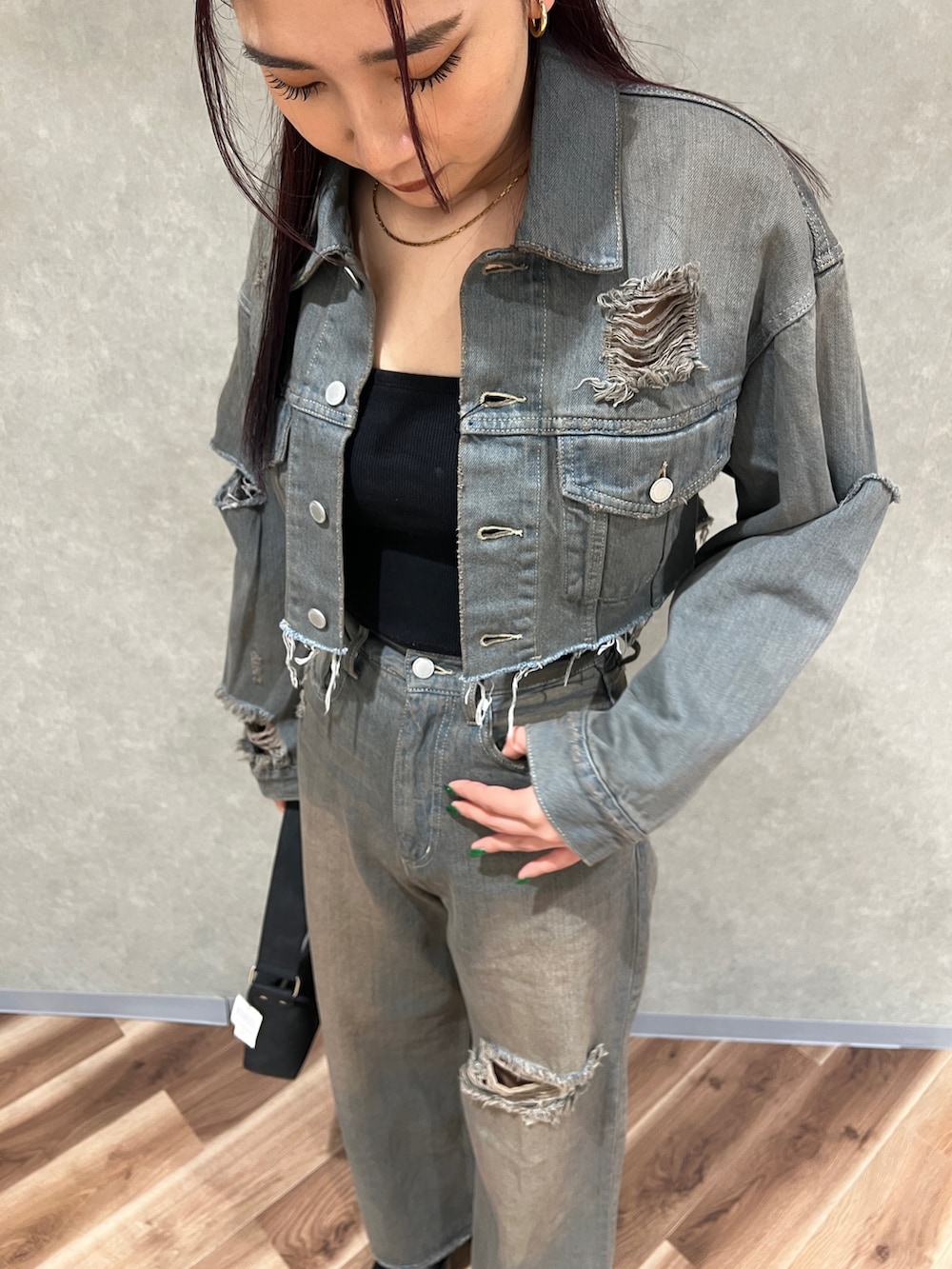 グレー系のデニムジャケット、グレー系のデニムパンツ、ブラック系のブーツを着用したレディースの冬コーディネートの4枚目の写真