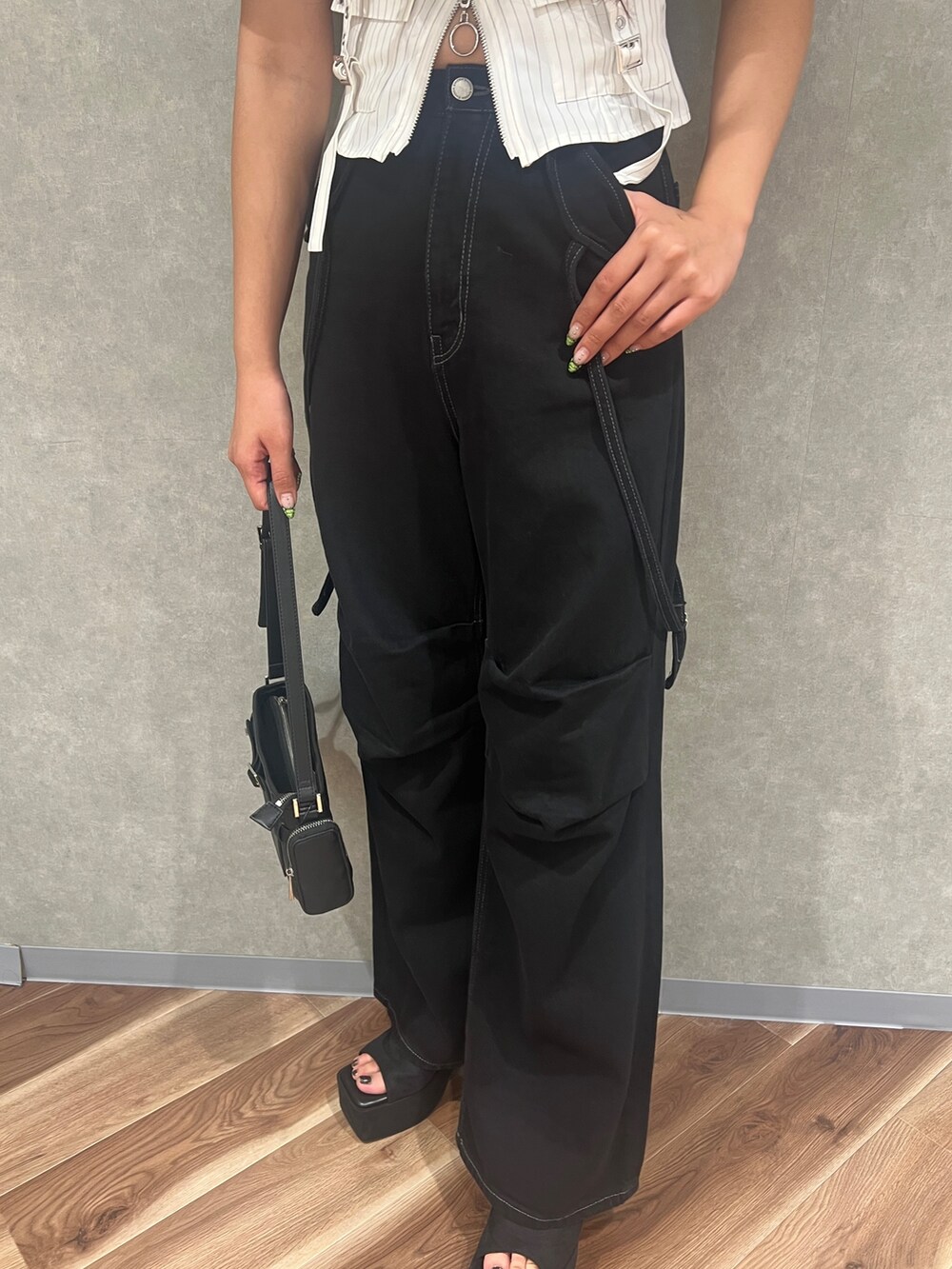 ブラック系のデニムパンツ、ブラック系のシャツ/ブラウス、ブラック系のサンダルを着用したレディースの夏コーディネートの7枚目の写真