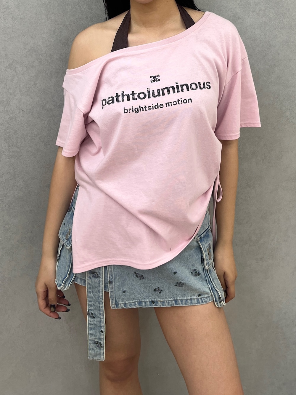 ピンク系のTシャツ/カットソー、ブラウン系のタンクトップ、ブラウン系のスカートを着用したレディースの春コーディネートの4枚目の写真