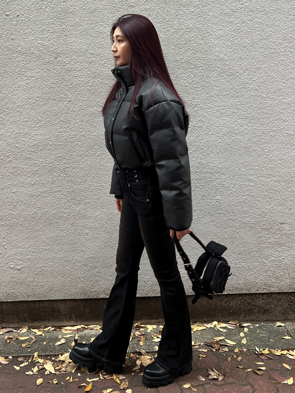 ブラック系のダウンジャケット/コート、ブラック系のデニムパンツ、ブラック系のブーツを着用したレディースの冬コーディネートの2枚目の写真