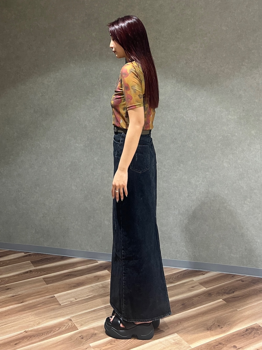 ブラック系のキャミソール、オレンジ系のTシャツ/カットソー、ブラック系のスカートを着用したレディースの夏コーディネートの3枚目の写真