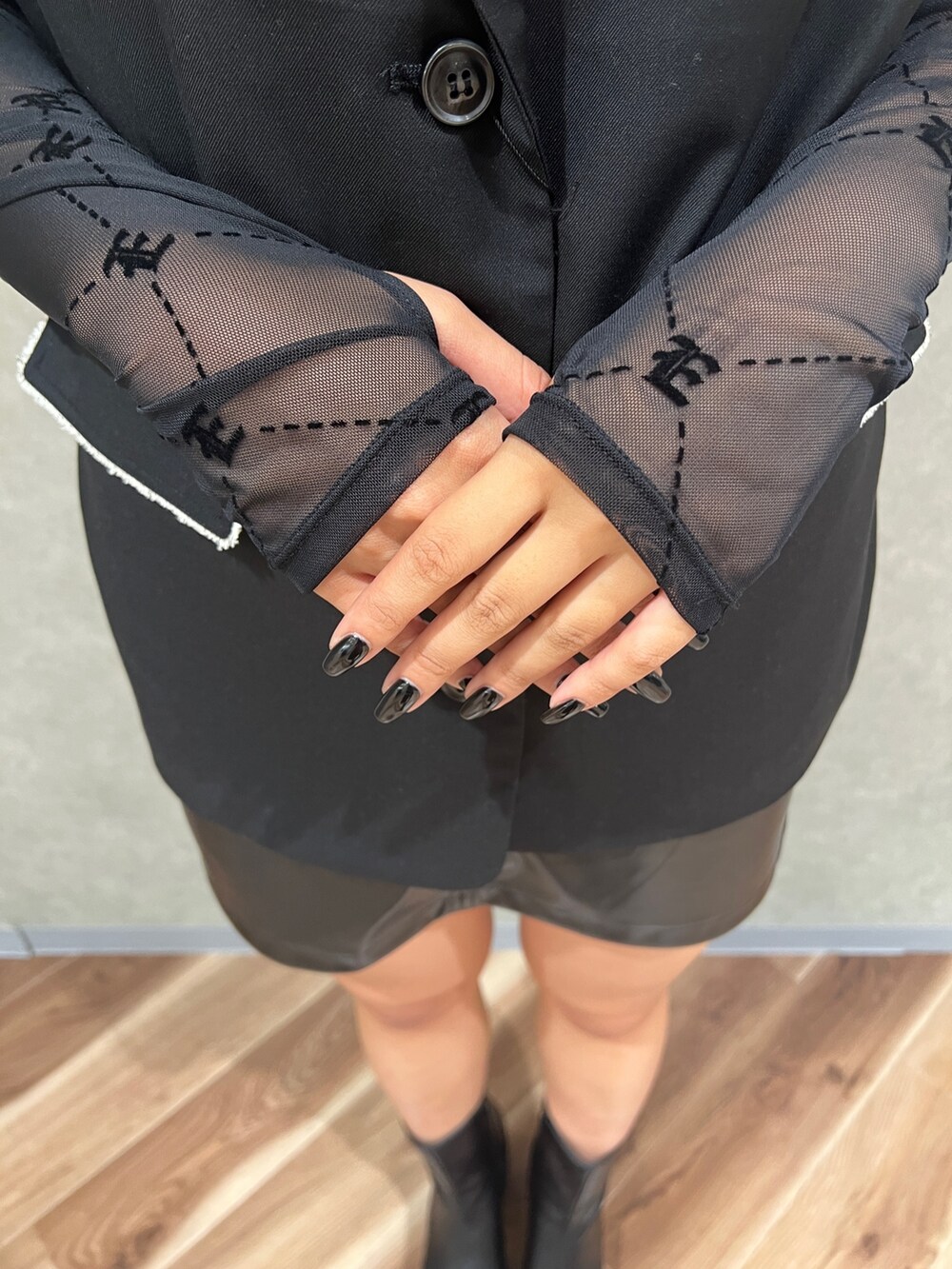 ブラック系のTシャツ/カットソー、ブラック系のベスト、その他のスカートを着用したレディースの秋コーディネートの4枚目の写真