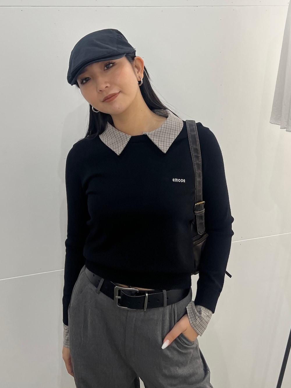 ブラック系のシャツ/ブラウス、ブラック系のローファー、ブラック系のハンチング/ベレー帽を着用したレディースの冬コーディネートの2枚目の写真