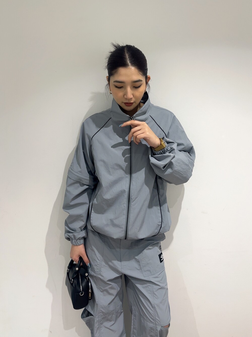 グレー系のその他パンツ、グレー系のブルゾン、ブラック系のパンプスを着用したレディースの春コーディネートの9枚目の写真