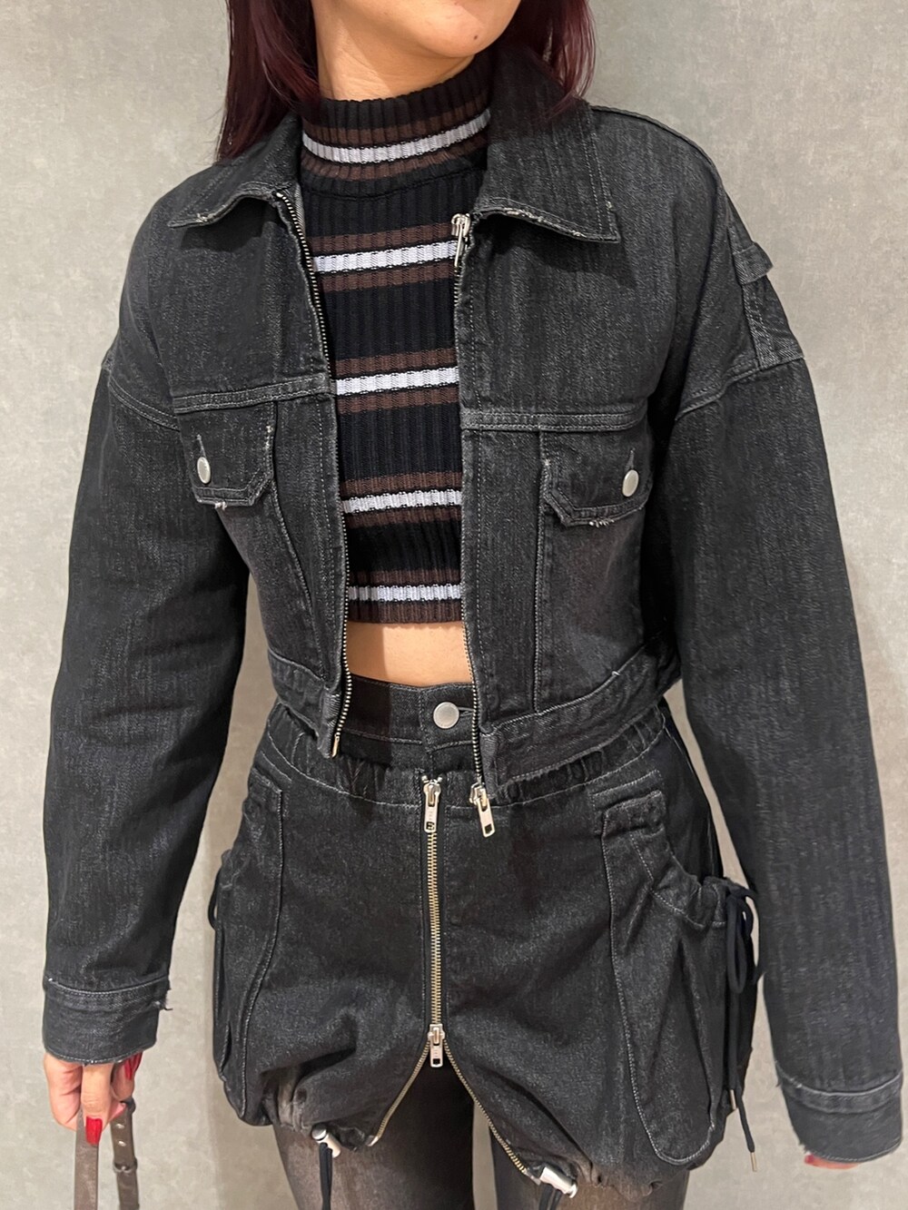 その他のニット/セーター、ブラック系のデニムジャケット、ブラック系のデニムパンツを着用したレディースの秋コーディネートの4枚目の写真