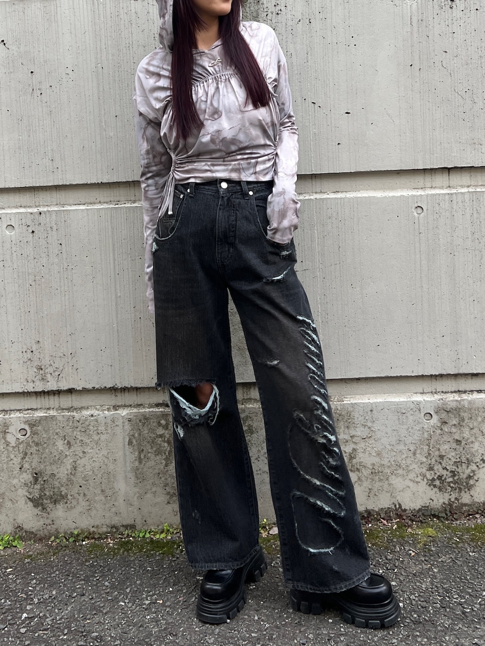 その他のTシャツ/カットソー、ブラック系のデニムパンツ、ブラック系のローファーを着用したレディースの冬コーディネートの6枚目の写真