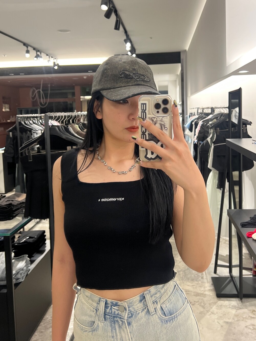 ブラック系のTシャツ/カットソー、ブルー系のデニムパンツ、ブラック系のサンダルを着用したレディースの夏コーディネートの4枚目の写真