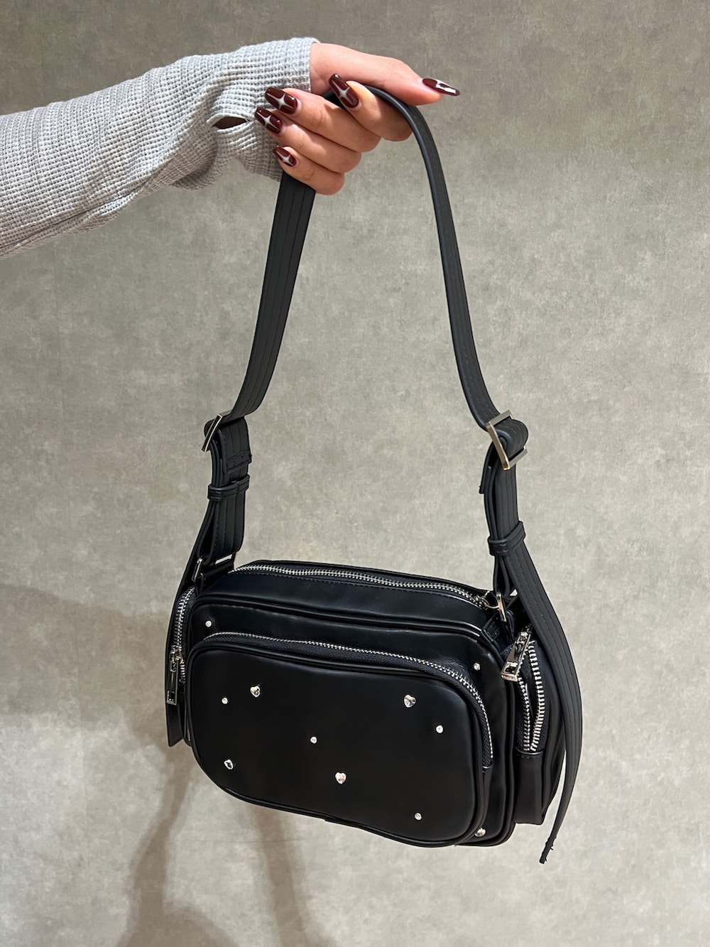 グレー系のTシャツ/カットソー、ブラック系のデニムパンツ、ブラック系のサンダルを着用したレディースの春コーディネートの6枚目の写真