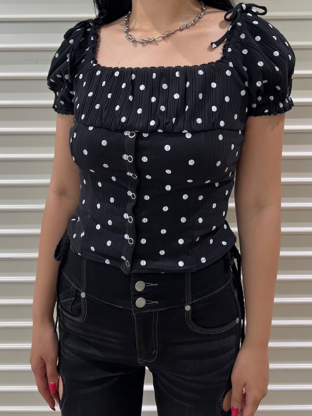 その他のTシャツ/カットソー、ブラック系のデニムパンツ、ブラック系のサンダルを着用したレディースの夏コーディネートの4枚目の写真