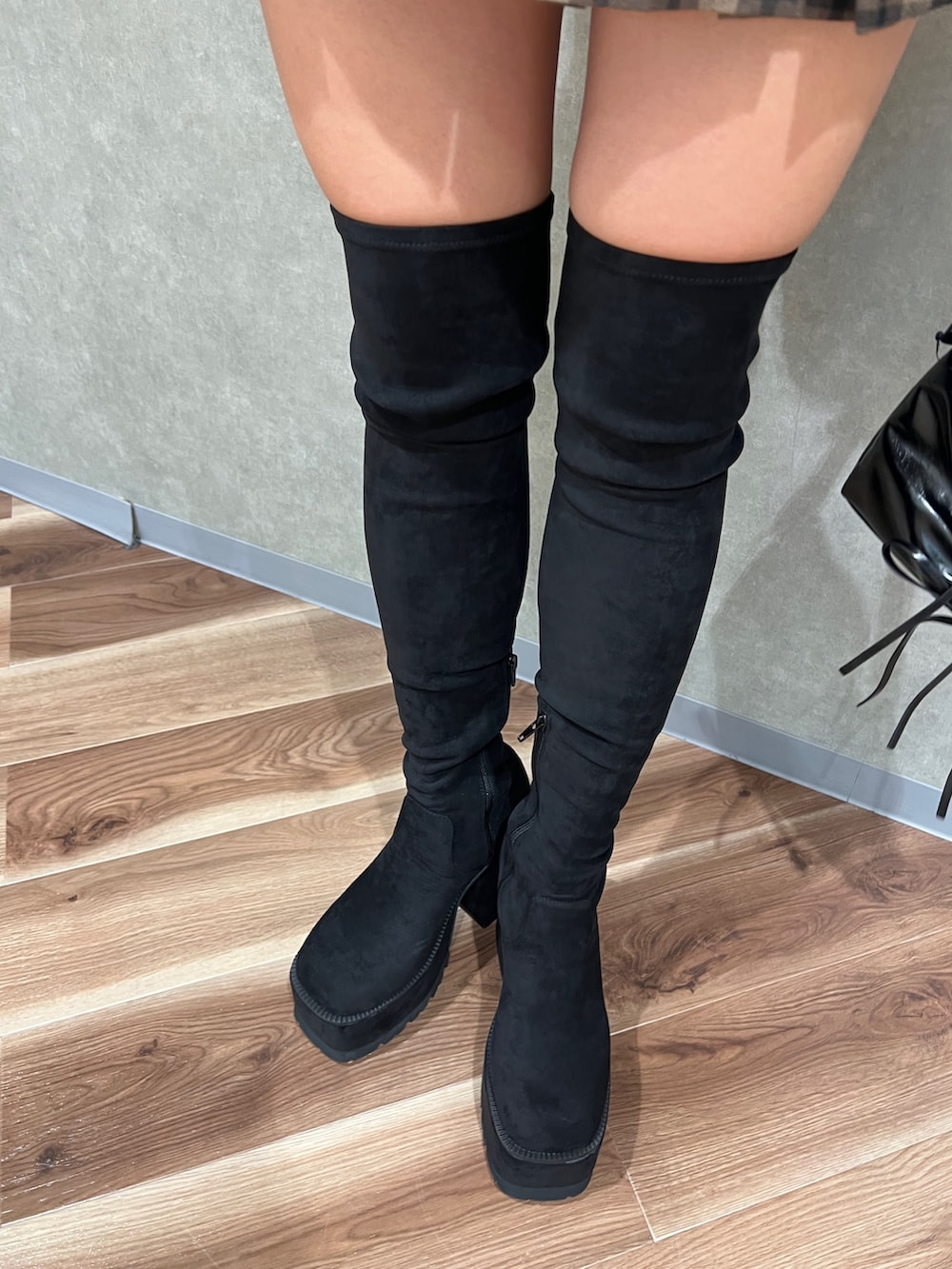 その他のテーラードジャケット、ブラック系のブーツ、ホワイト系のニット/セーターを着用したレディースの秋コーディネートの6枚目の写真