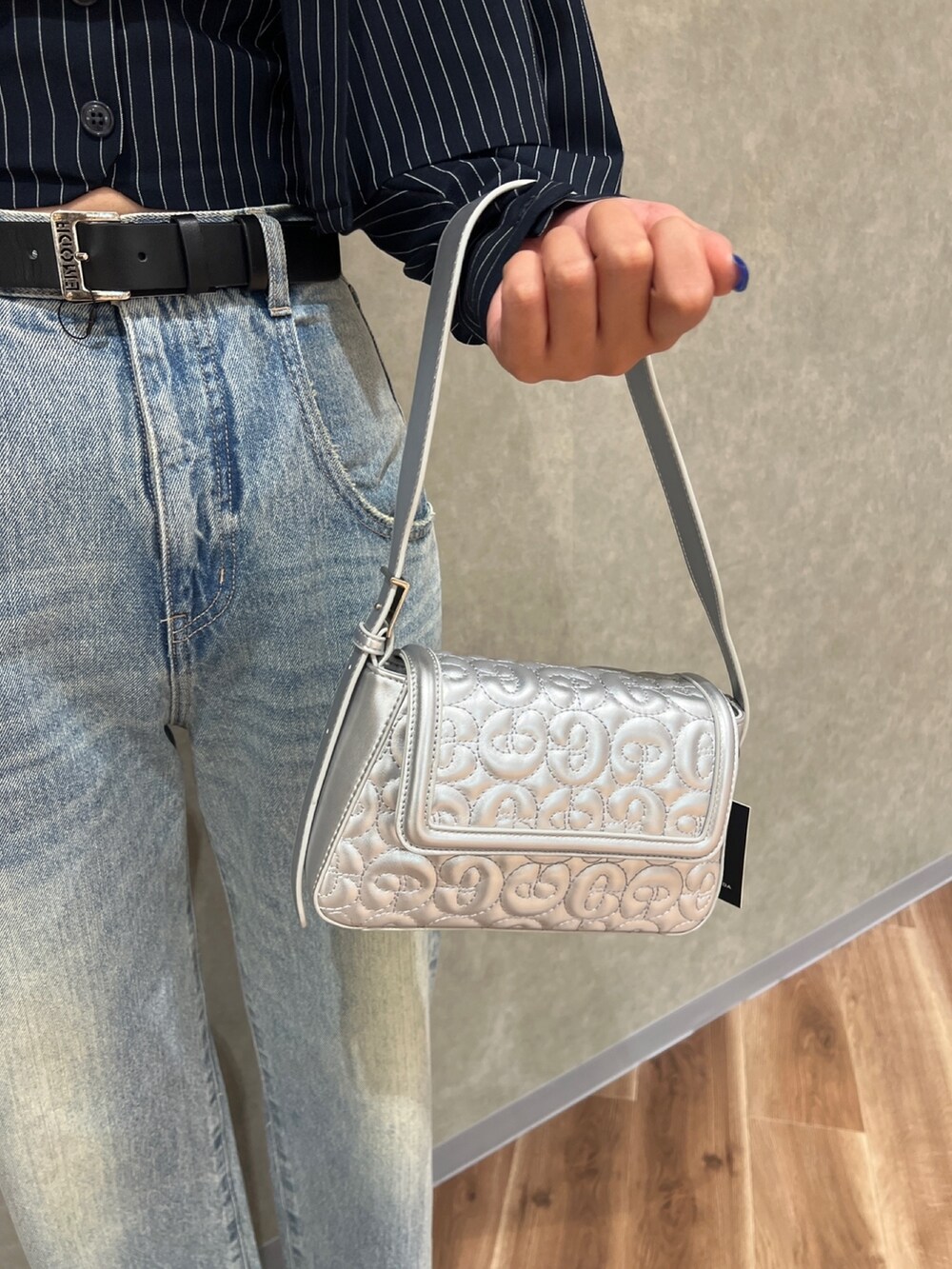 その他のシャツ/ブラウス、ブルー系のデニムパンツ、ブラック系のブーツを着用したレディースの夏コーディネートの5枚目の写真