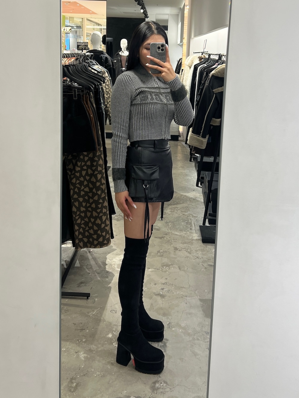 グレー系のニット/セーター、ブラック系のその他パンツ、ブラック系のブーツを着用したレディースの冬コーディネートの2枚目の写真